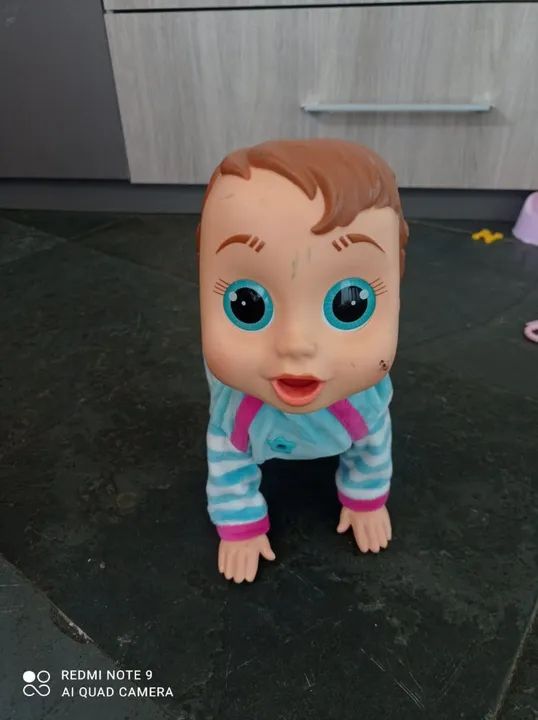 Boneca Interativa - Engatinha / Emite sons.