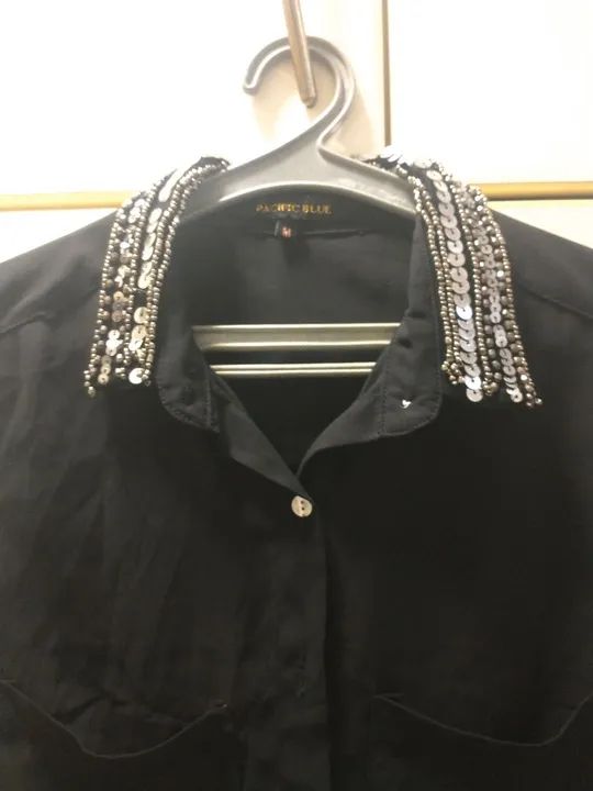 camisa preta comprida bordado - Foto 2