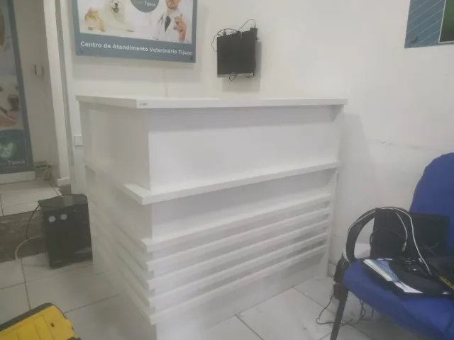 Bancada de recepção em L ripada branca tampo de 30mm