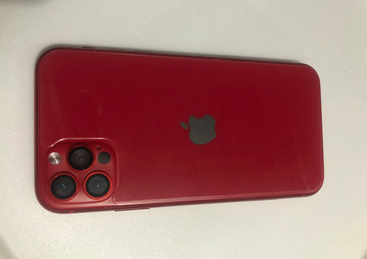 IPhone 11 vermelho Com skin do 11 pro max