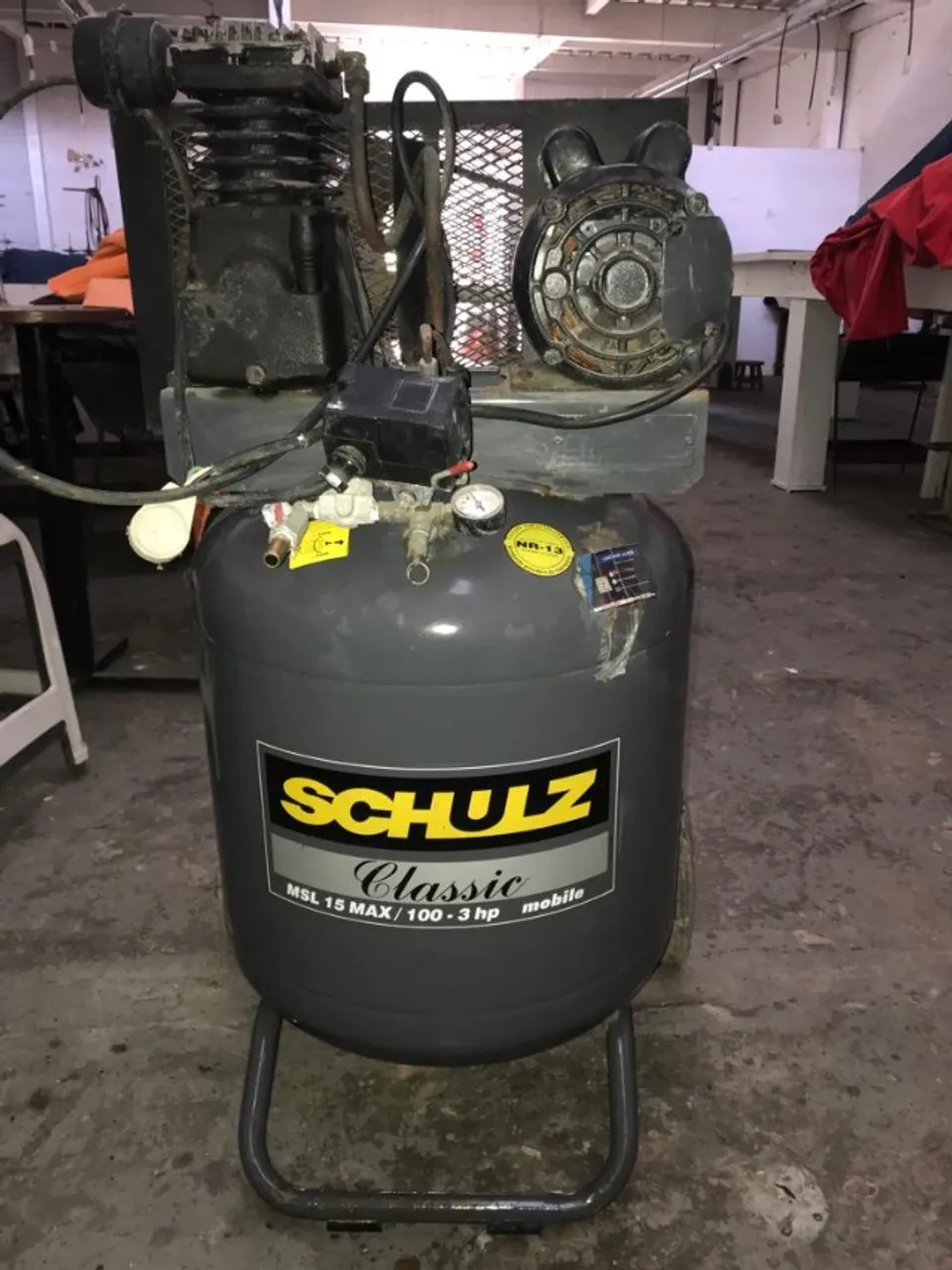 Vende-se Compressor de Ar Industrial, monofásico com carrinho
