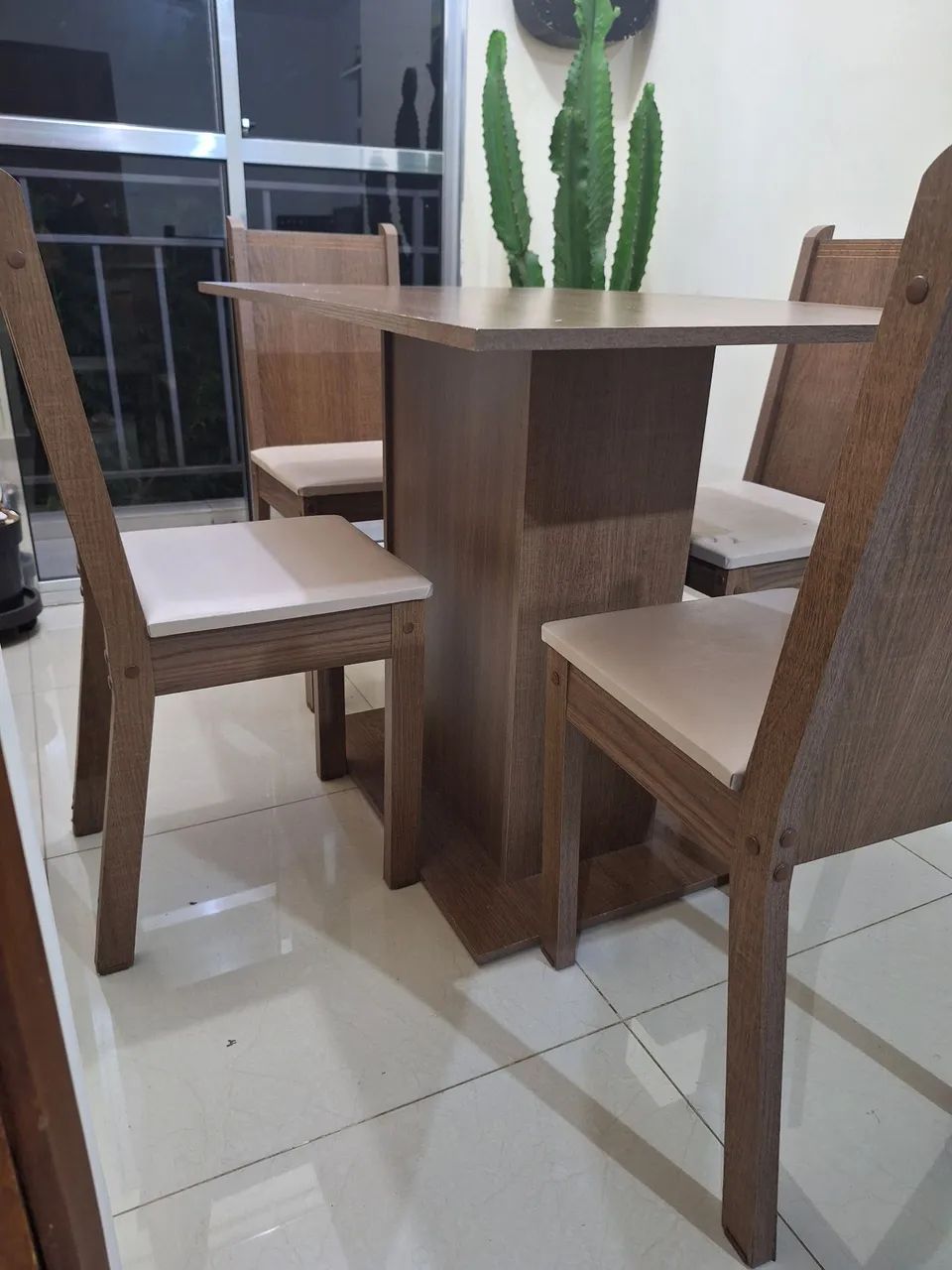 Mesa de Jantar com 4 Cadeiras