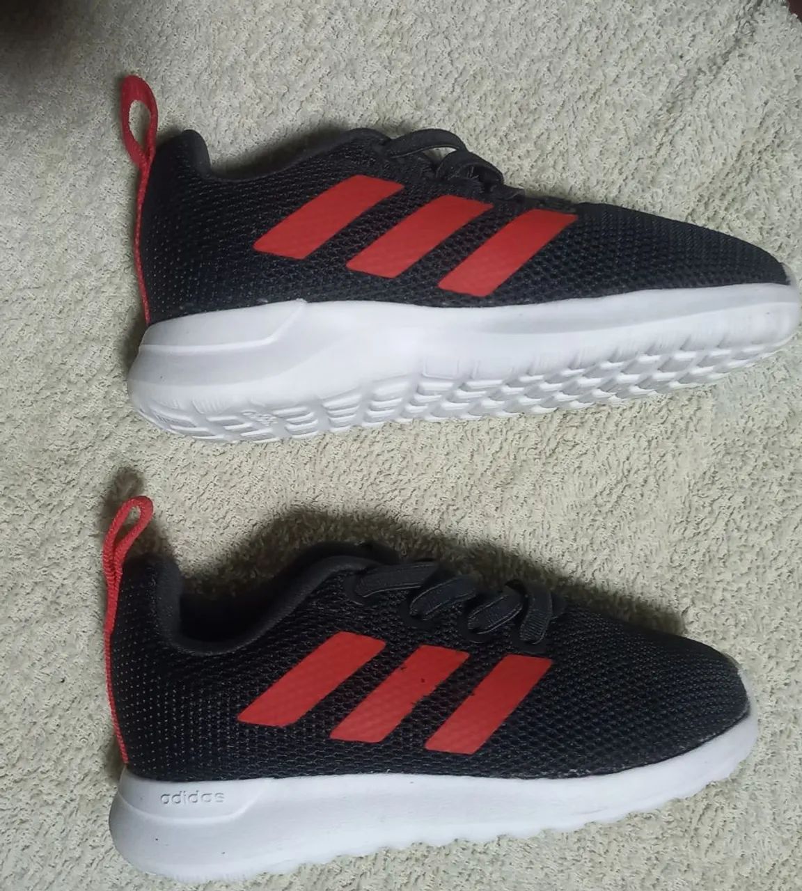 Tênis Adidas Infantil - Preto com detalhes em vermelho