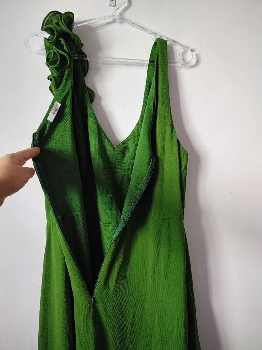 Vestido verde elegante com detalhe floral - Foto 2