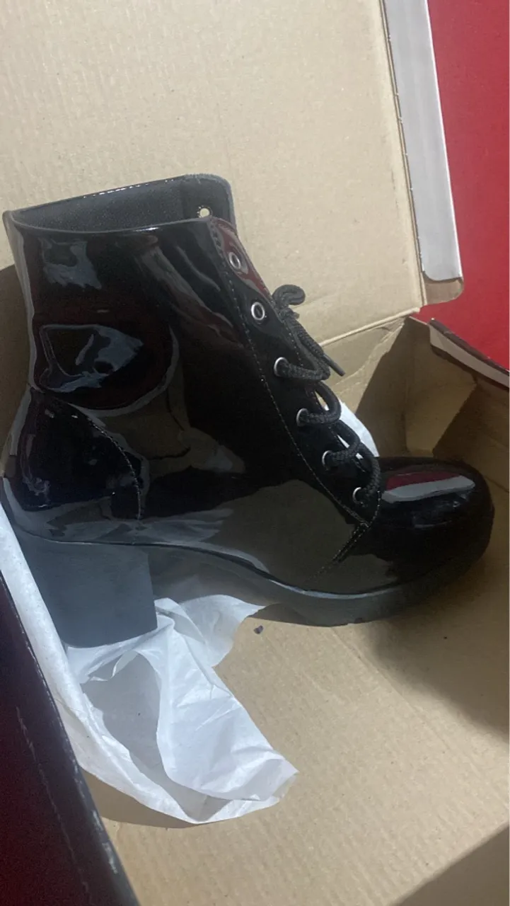 Bota Feminina de Salto Preto Envernizada