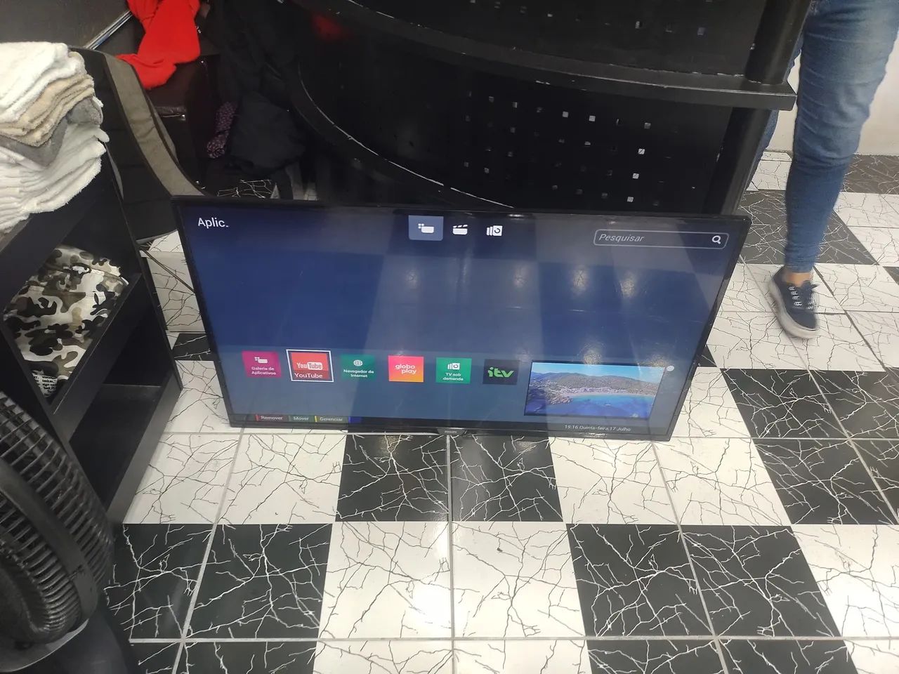 Vendo Smartv philips 43 polegadas top de linha com Wi-Fi integrado R$ 1200,00 - Foto 2