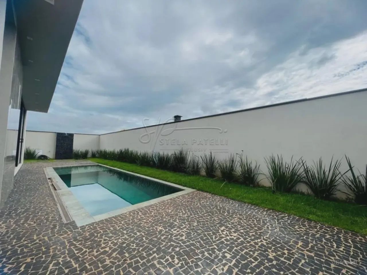 Casa de 274m² com 03 suítes para locação e venda em condomínio - Alphaville