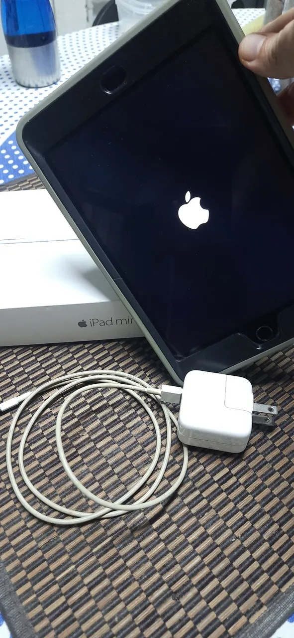 iPad Mini 4 128GB Cinza com Capa de Proteção