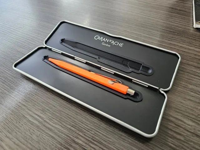 Caneta Caran D'Ache Genère 849" Fluo Orange  - Foto 2