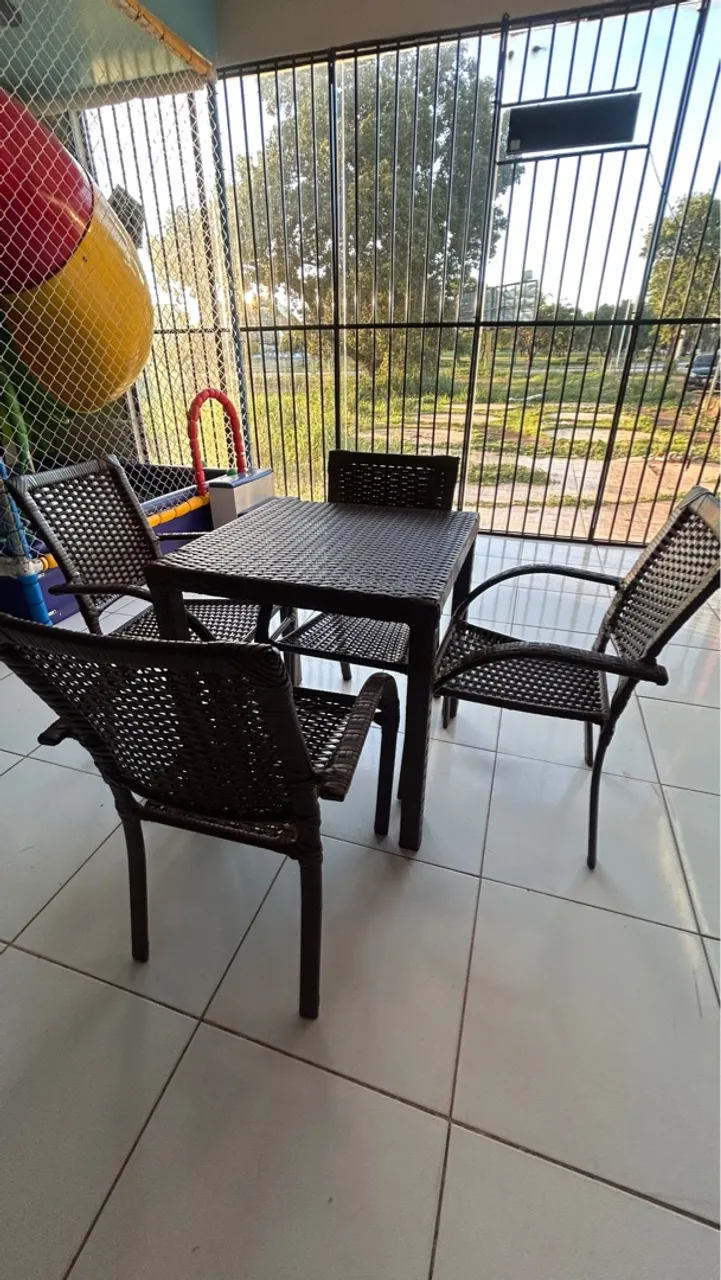 Conjunto de mesa e cadeiras para área externa