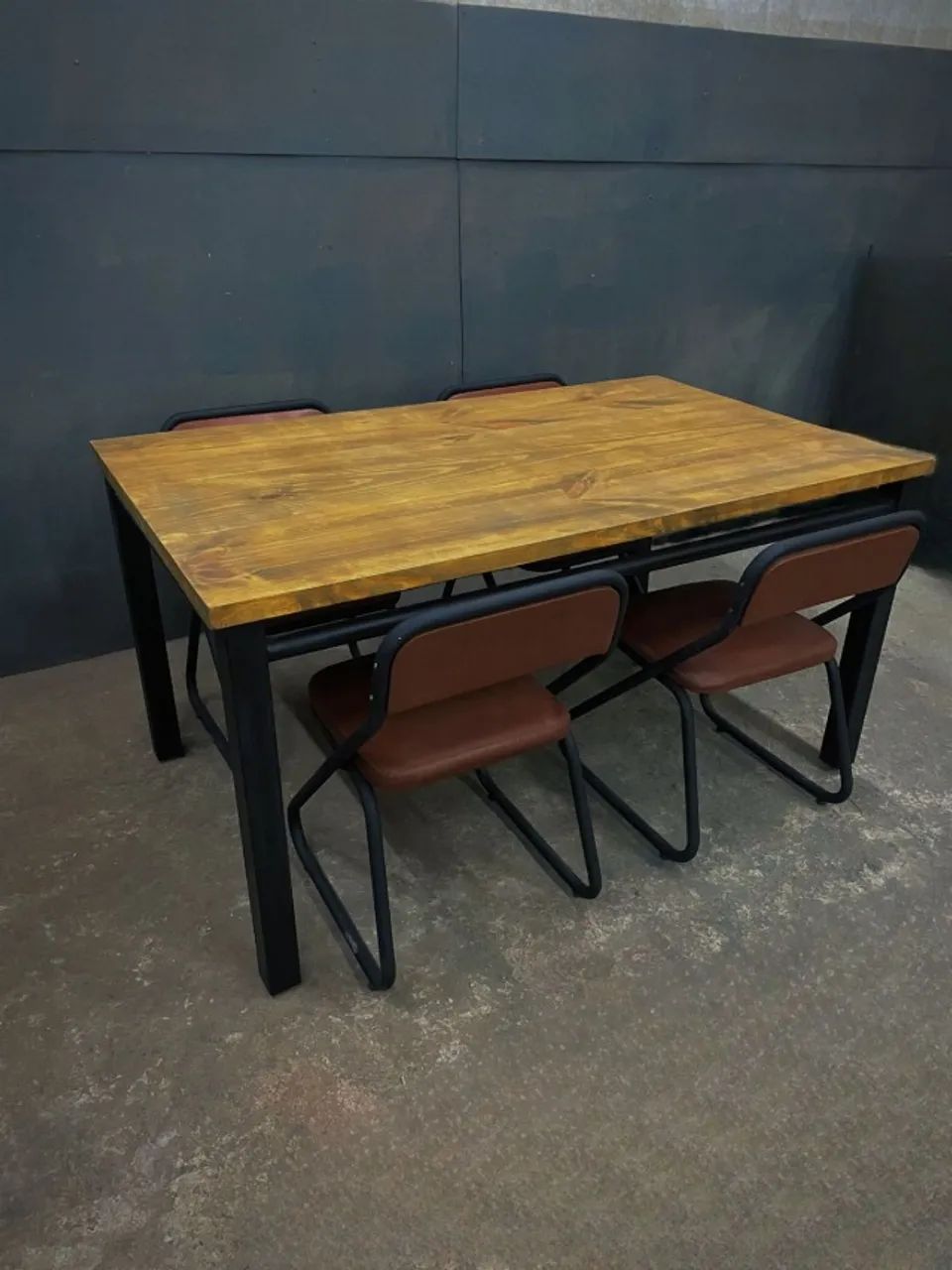 MESA DE JANTAR - MADEIRA MACIÇA E BASE METÁLICA