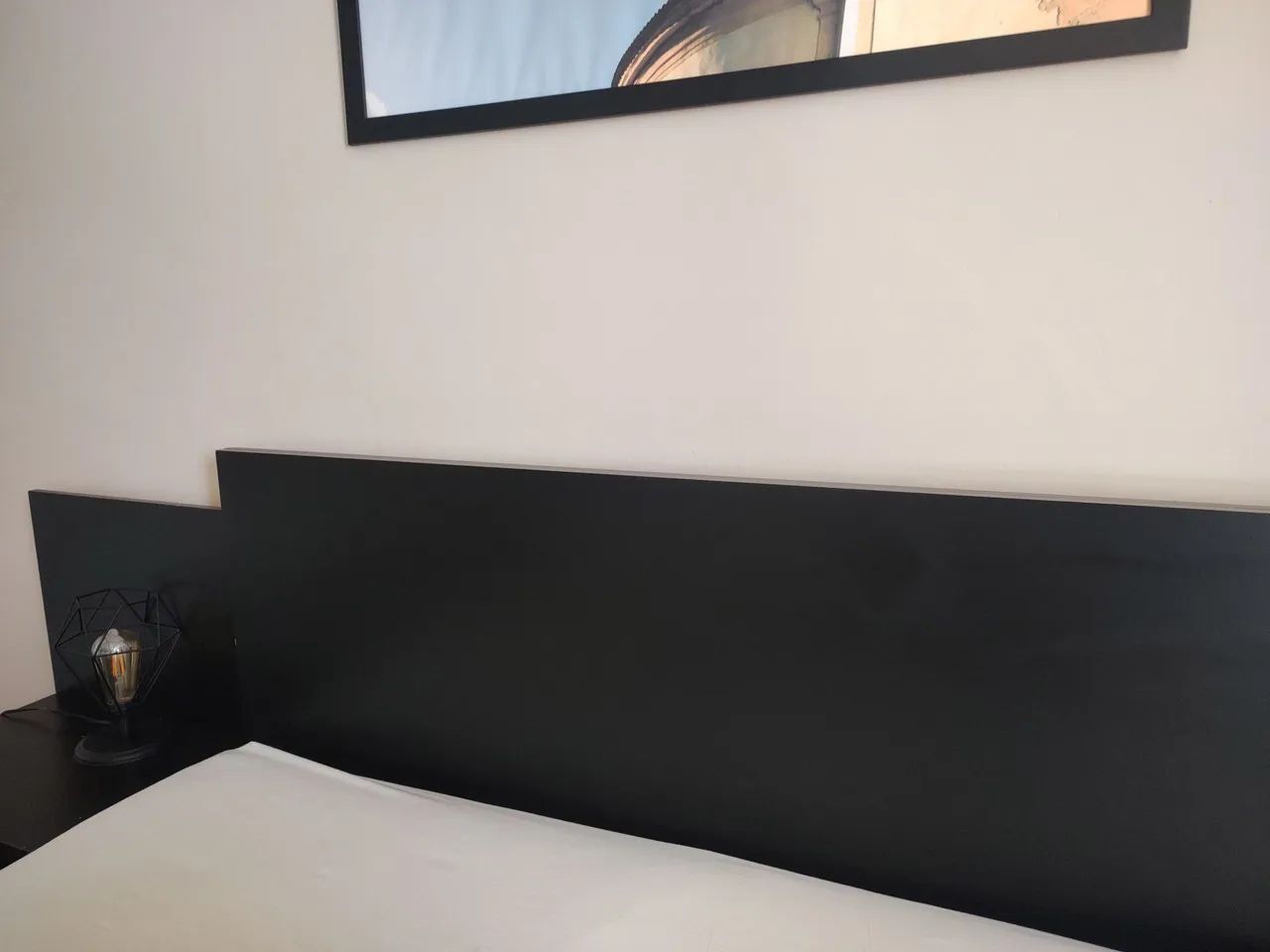 Cabeceira de cama preta com mesas de apoio embutidas - Foto 2