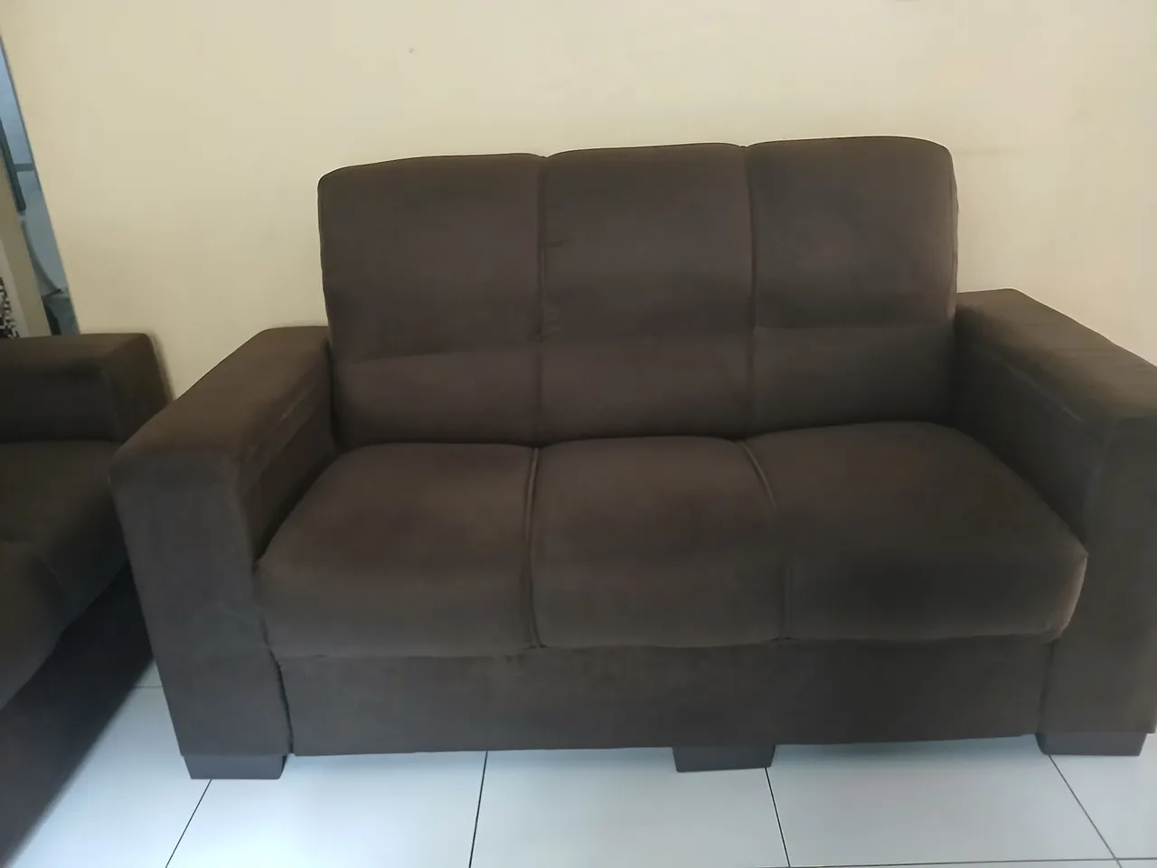2 Sofás 2 e 3 Lugares Marrom Confortável