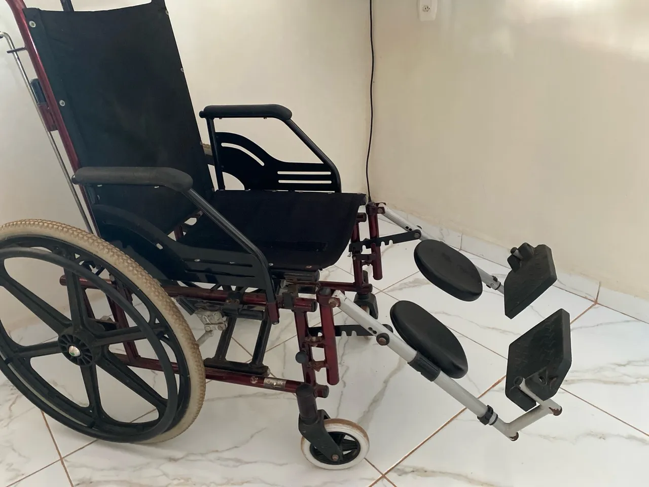 Cadeira de rodas manual com apoio para os pés, reclinável em 3 níveis
