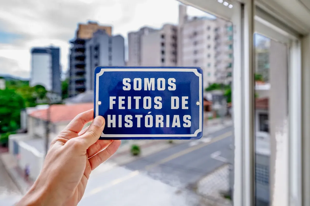 APÊ DE 1 QUARTO, COM MUITA LUZ NATURAL EM CHARMOSO PREDINHO DOS ANOS 70 NO BAIRRO PONTA AG