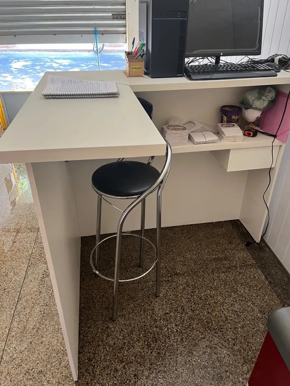 Balcão de atendimento branco