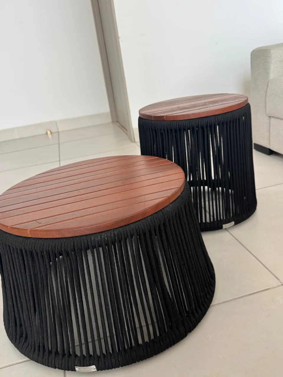 Centro de mesa e Puff Redondas com Detalhe em Corda náutica da marca CABANNA