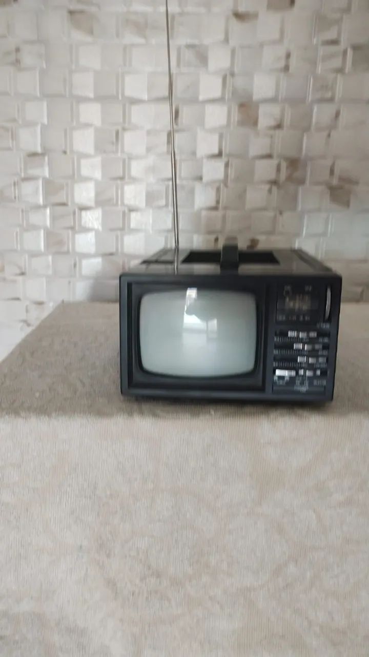 TV PORTÁTIL 5,5 POLEGADAS, COM RADIO AM\FM ANTIGA - Foto 3