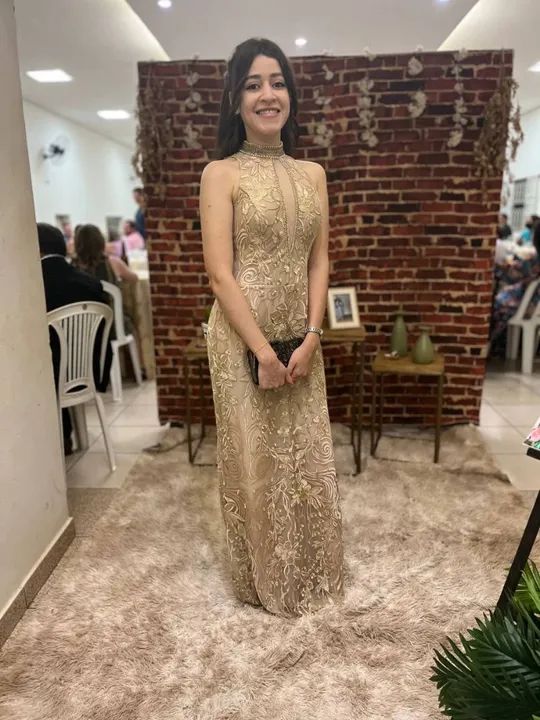 Vestido de renda e pedraria dourado tam 40