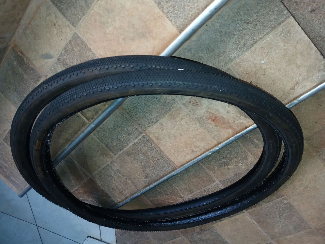 Par de pneus de Bicicleta Gravel 700x42,muito pouco usado.