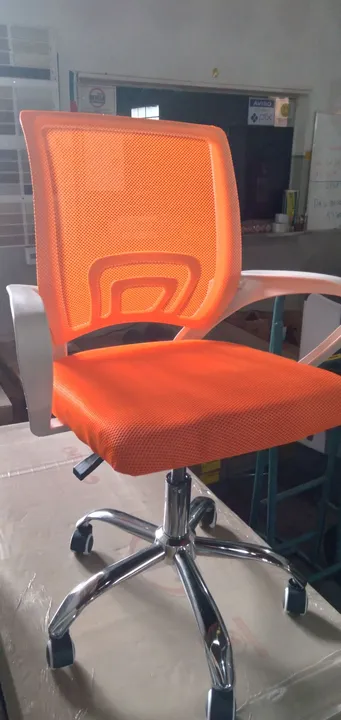 Cadeira Giratória Laranja com Base Cromada
