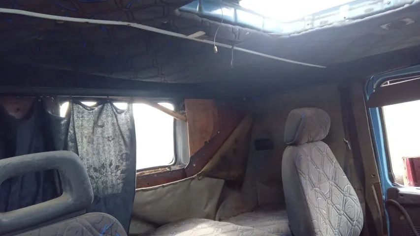 Vendo essa cabine de Scania 112, com algumas avarias e completa por dentro - Foto 5