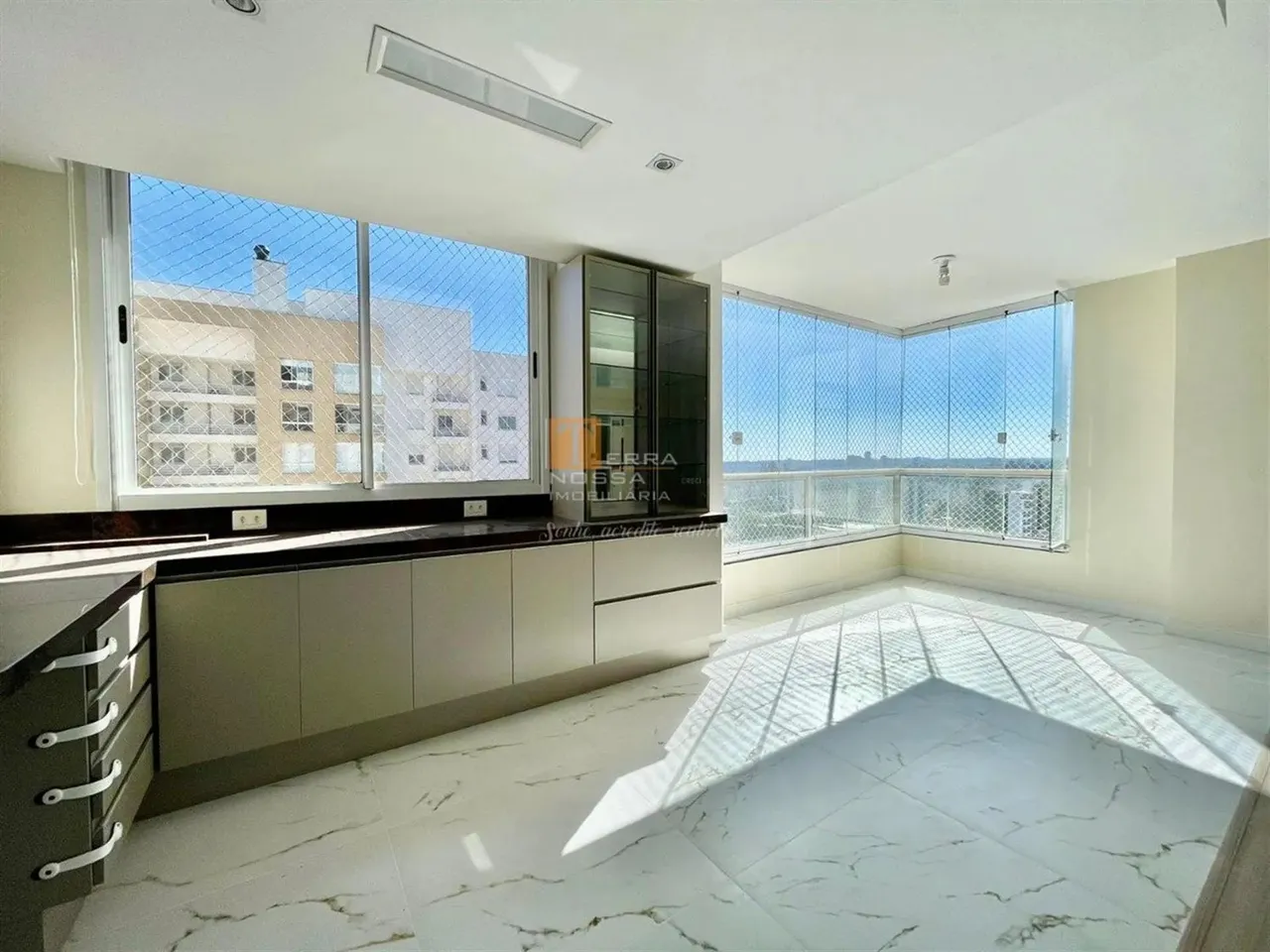 Apartamento semimobiliado à venda no Cristo Redentor, com 04 dormitórios, sendo 1 suíte, e