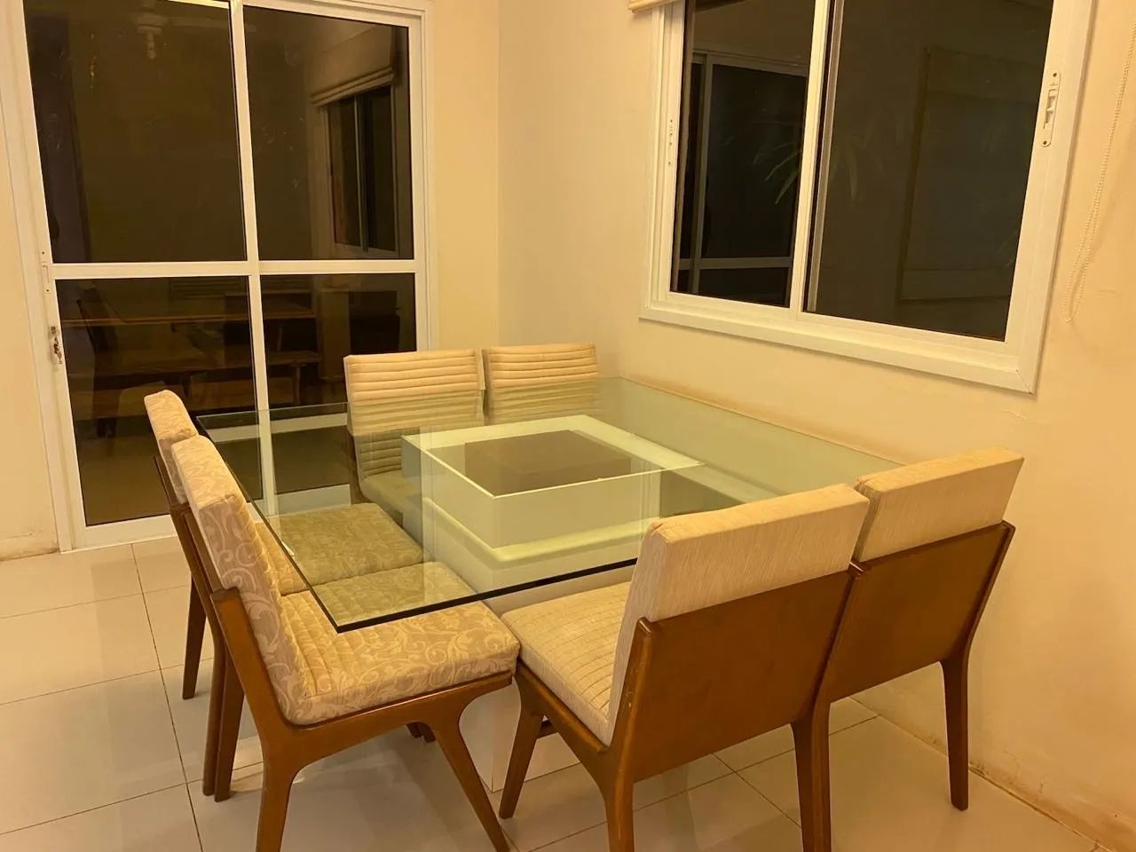 Mesa de vidro com 6 cadeiras
