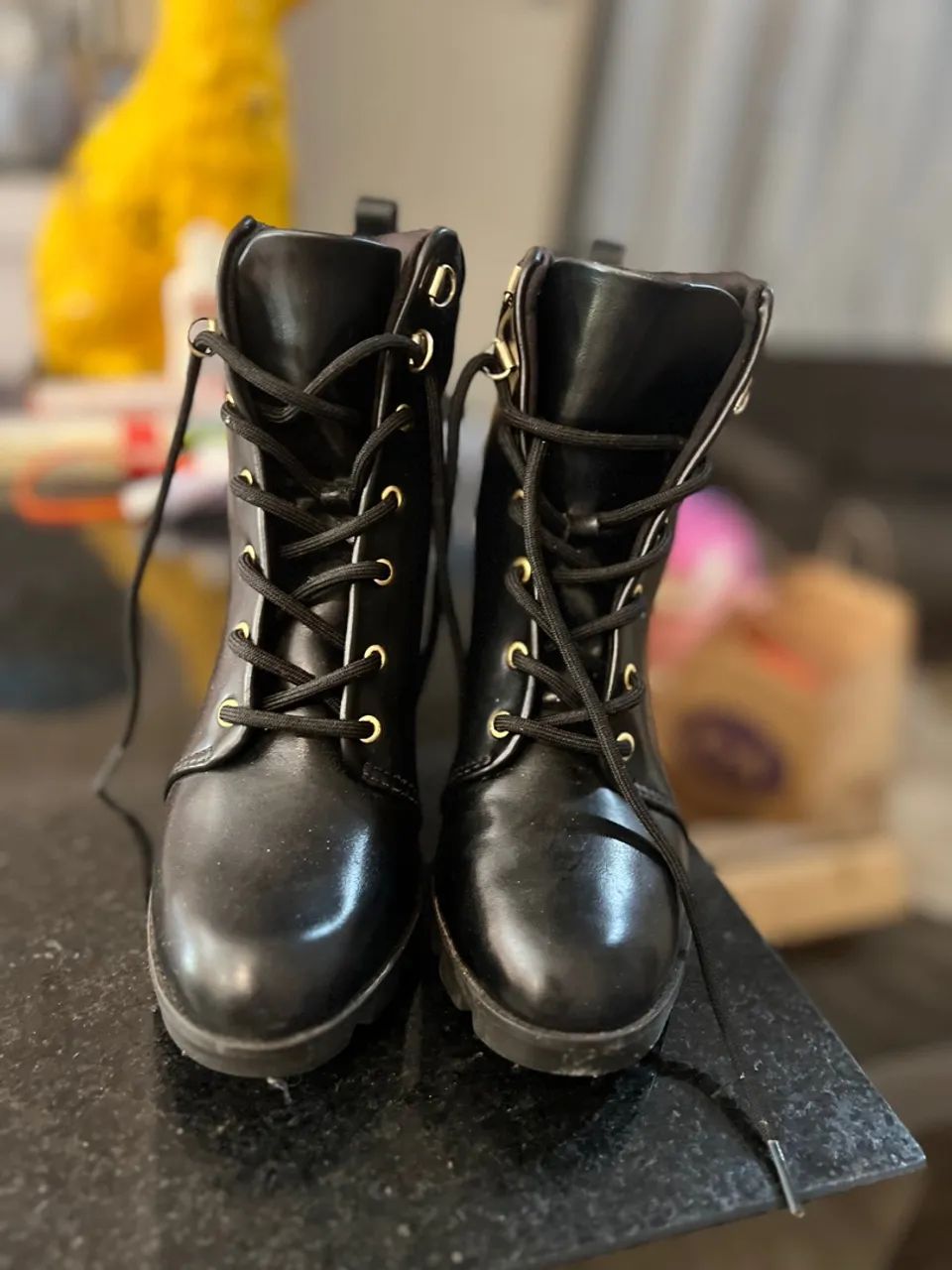 Bota coturno preta feminina com detalhes dourados - Foto 2