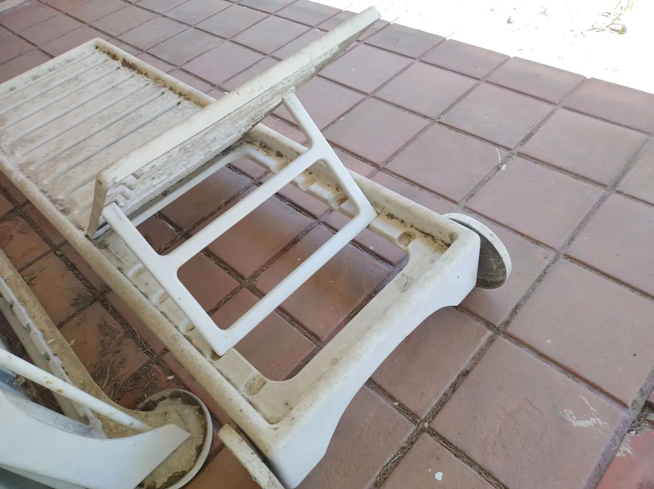 Espreguiçadeira de fibra de vidro para piscina. - Foto 3