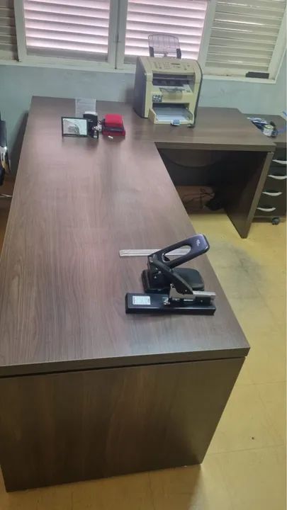 Mesa de Escritório L em Madeira c/ gaveteiro - Foto 2