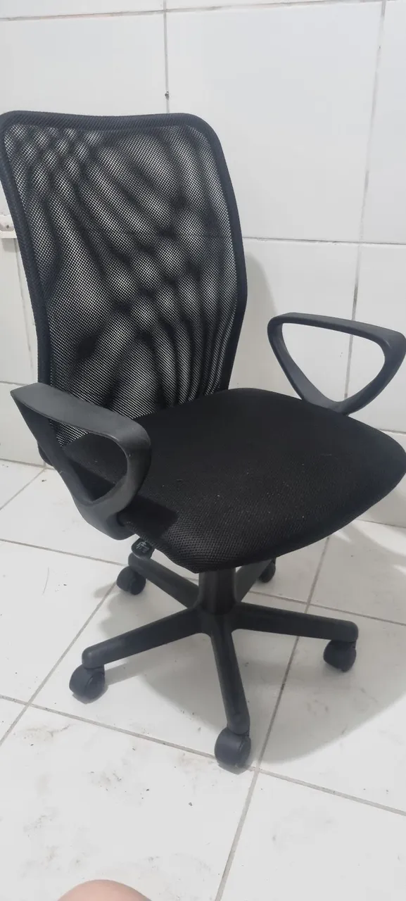 Cadeira de escritório preta com tela