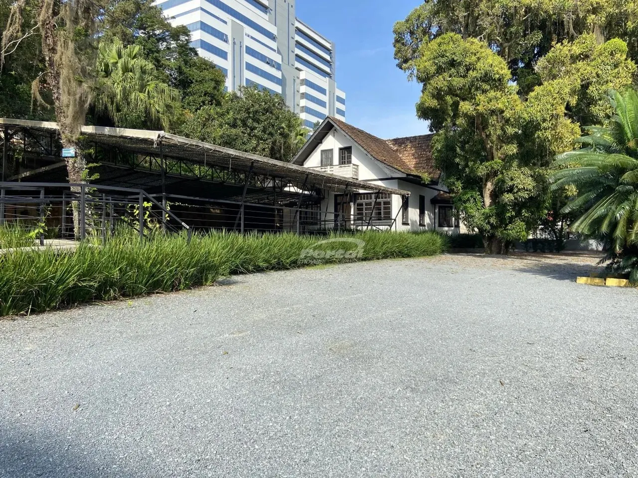 Casa comercial no centro com 300m² de área útil, 07 salas e amplo terreno para estacioname