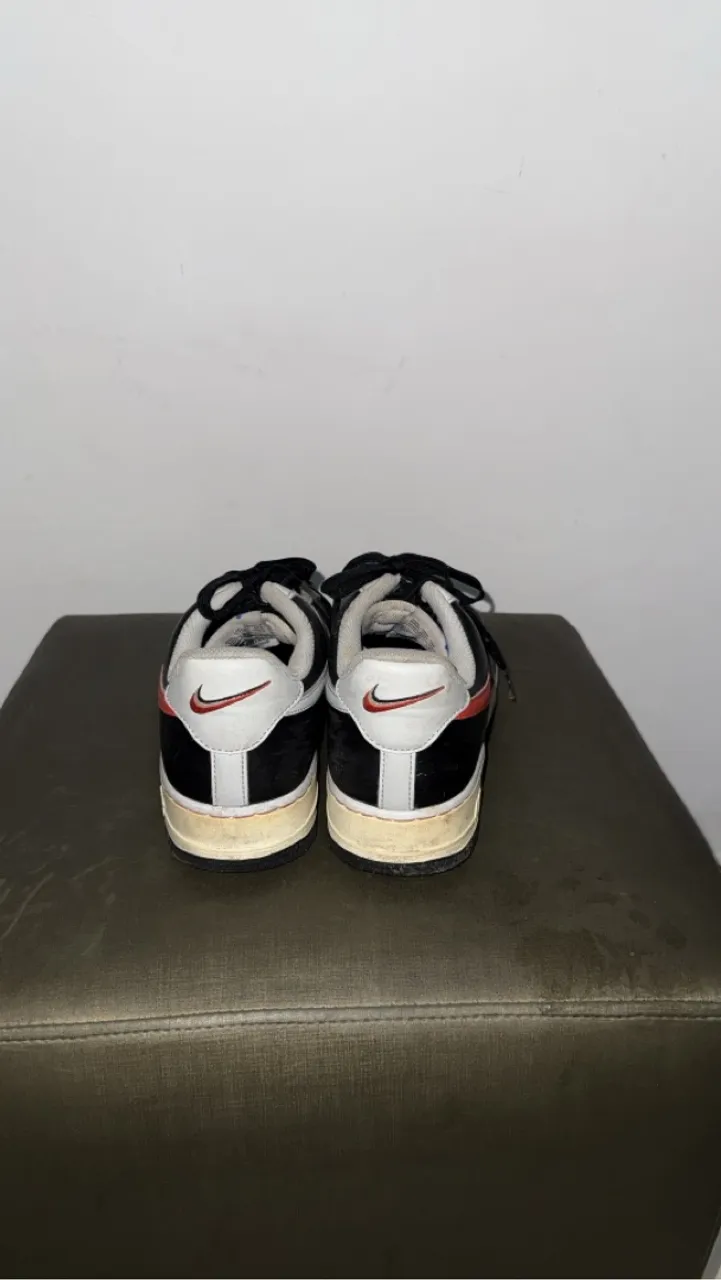 Nike Air Force 1 - Preto com detalhes