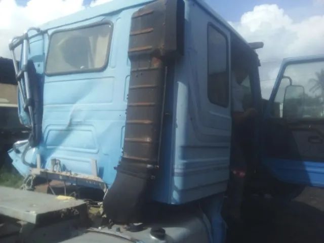 Vendo essa cabine de Scania 112, com algumas avarias e completa por dentro