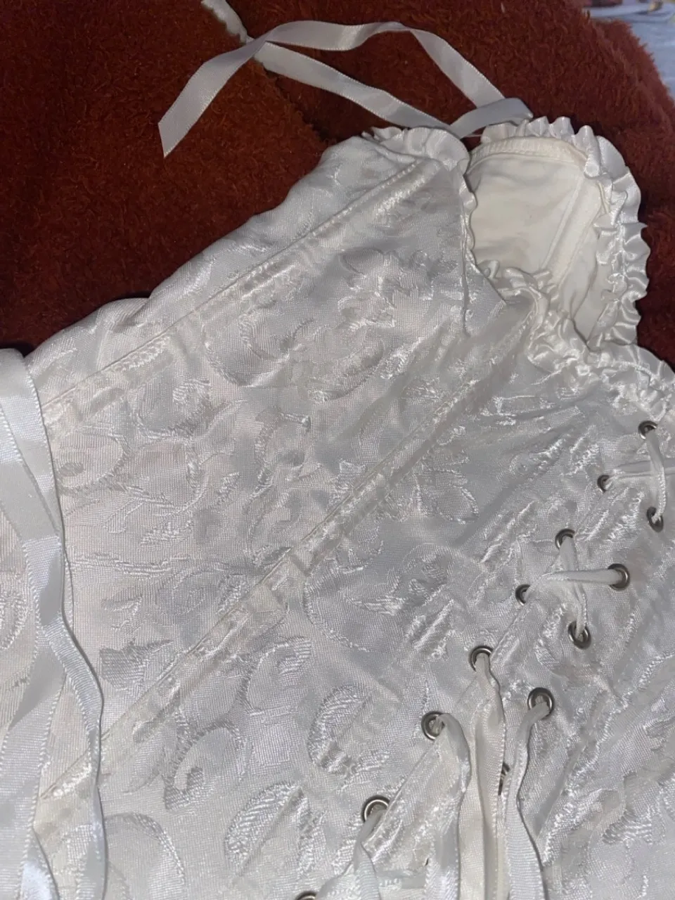 Corset Branco Floral com Detalhes de Laço