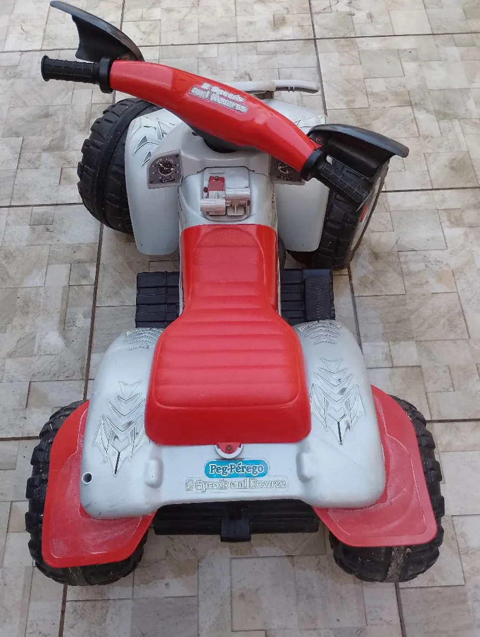 Quadriciclo Infantil Peg-Pérego 12V