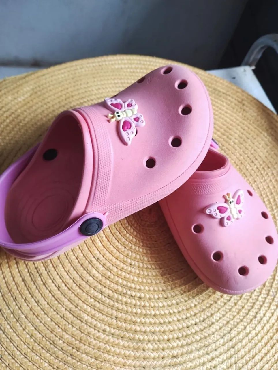 Sandálias Crocs Infantil com Detalhe de Borboleta