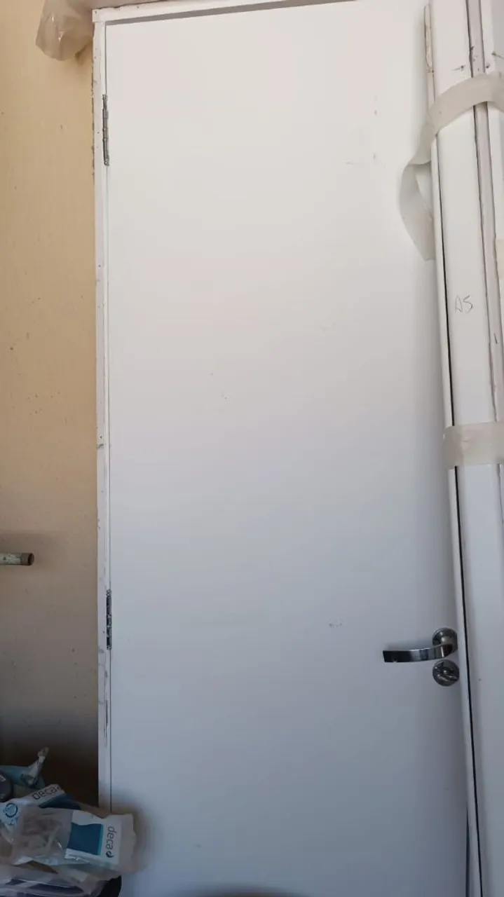 Porta de madeira com batente 62cm de largura