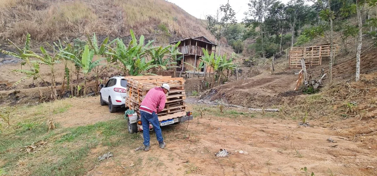 Chacara com xale de madeira e nascente, Itakamozi Vassouras.