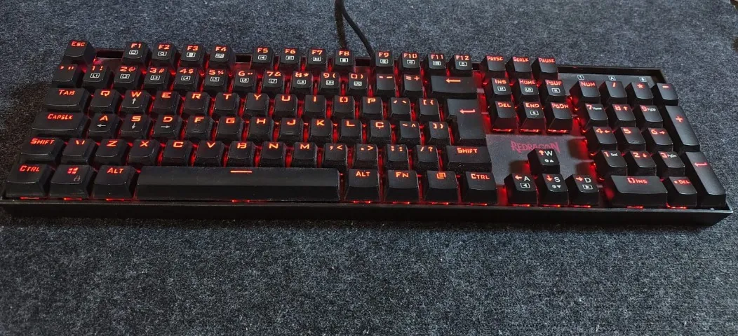 Teclado Mecânico Gamer Redragon Mitra, LED Vermelho, Switch Outemu Preto, ABNT2 - K551-1
