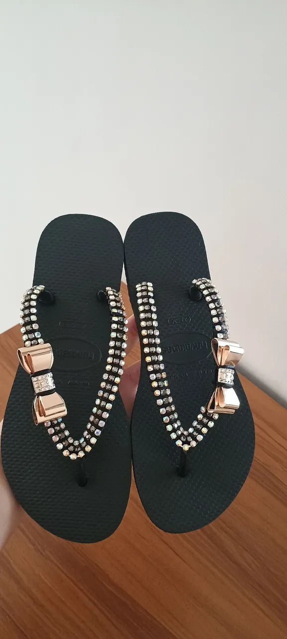 Chinelo Havaianas customizado com pedrarias e laço