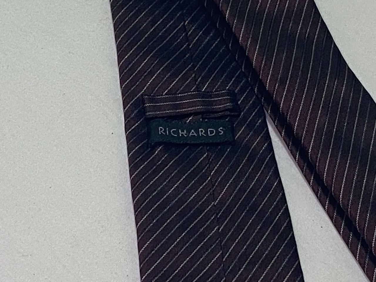 Gravata Richards Marrom Listrada Slim Ótimo Estado - Foto 2