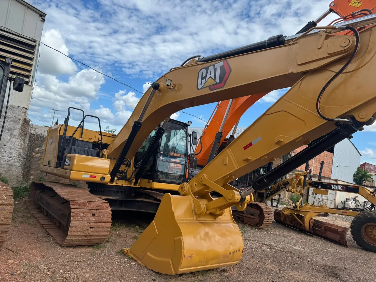 ESCAVADEIRA CAT 320