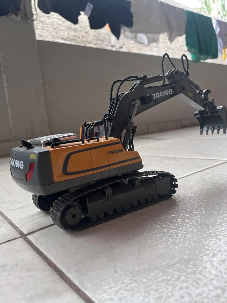 Escavadeira de controle remoto 