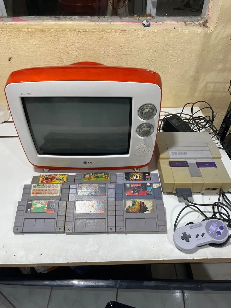 TV LG retrô de 14 polegadas (liga e desliga sozinha) + Super Nintendo 