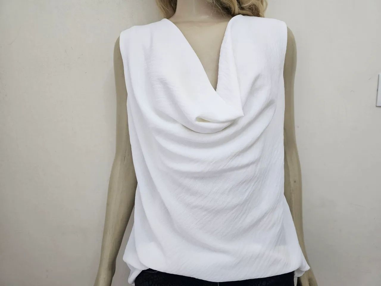 Blusa drapeada branca  - Foto 2