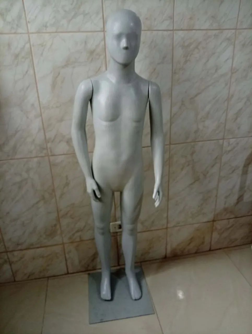 Manequim infantil de corpo inteiro com base