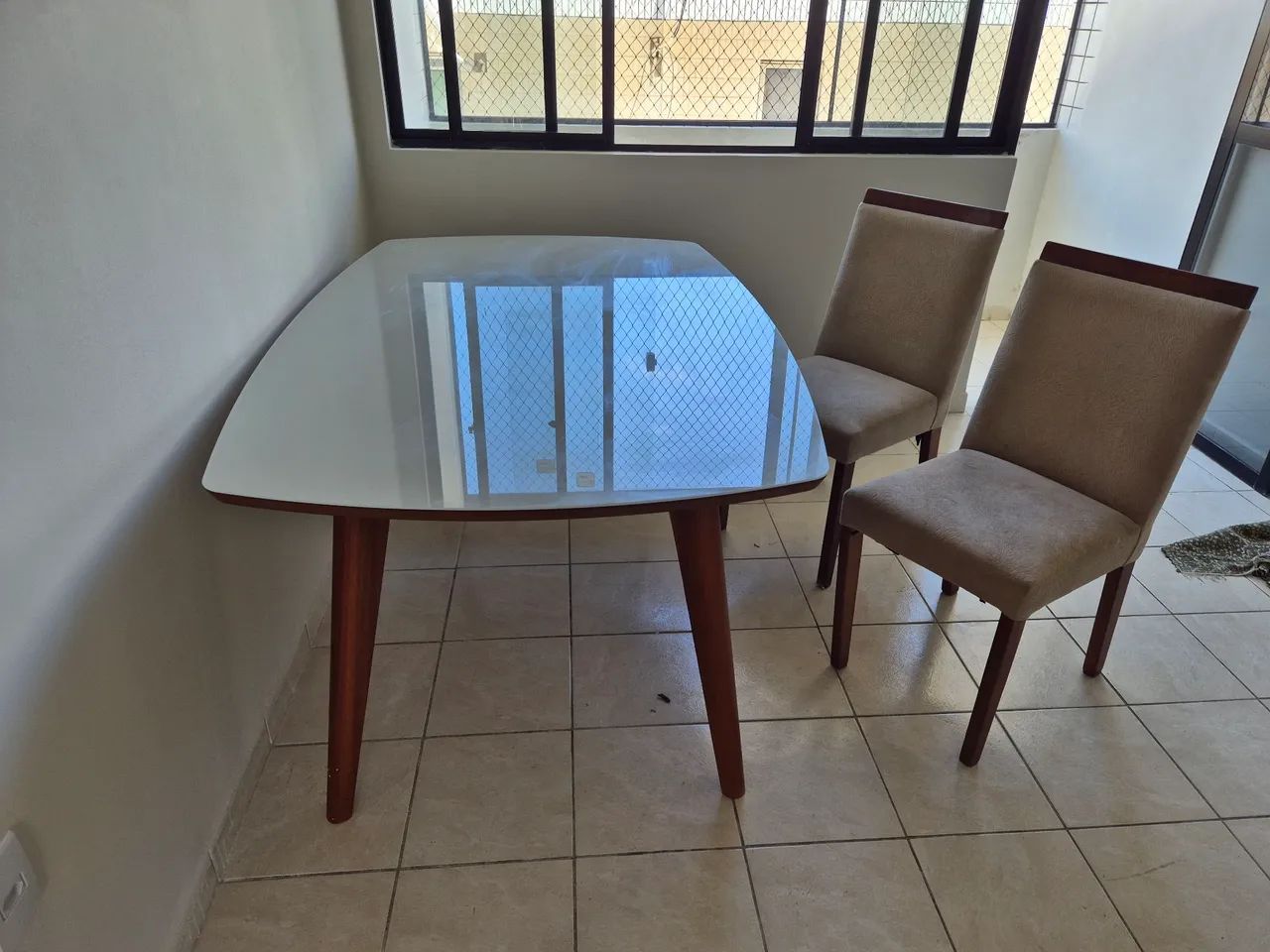 Vendo mesa de jantar em excelente estado 1,80 x 1,10 com 6 cadeiras - Foto 4