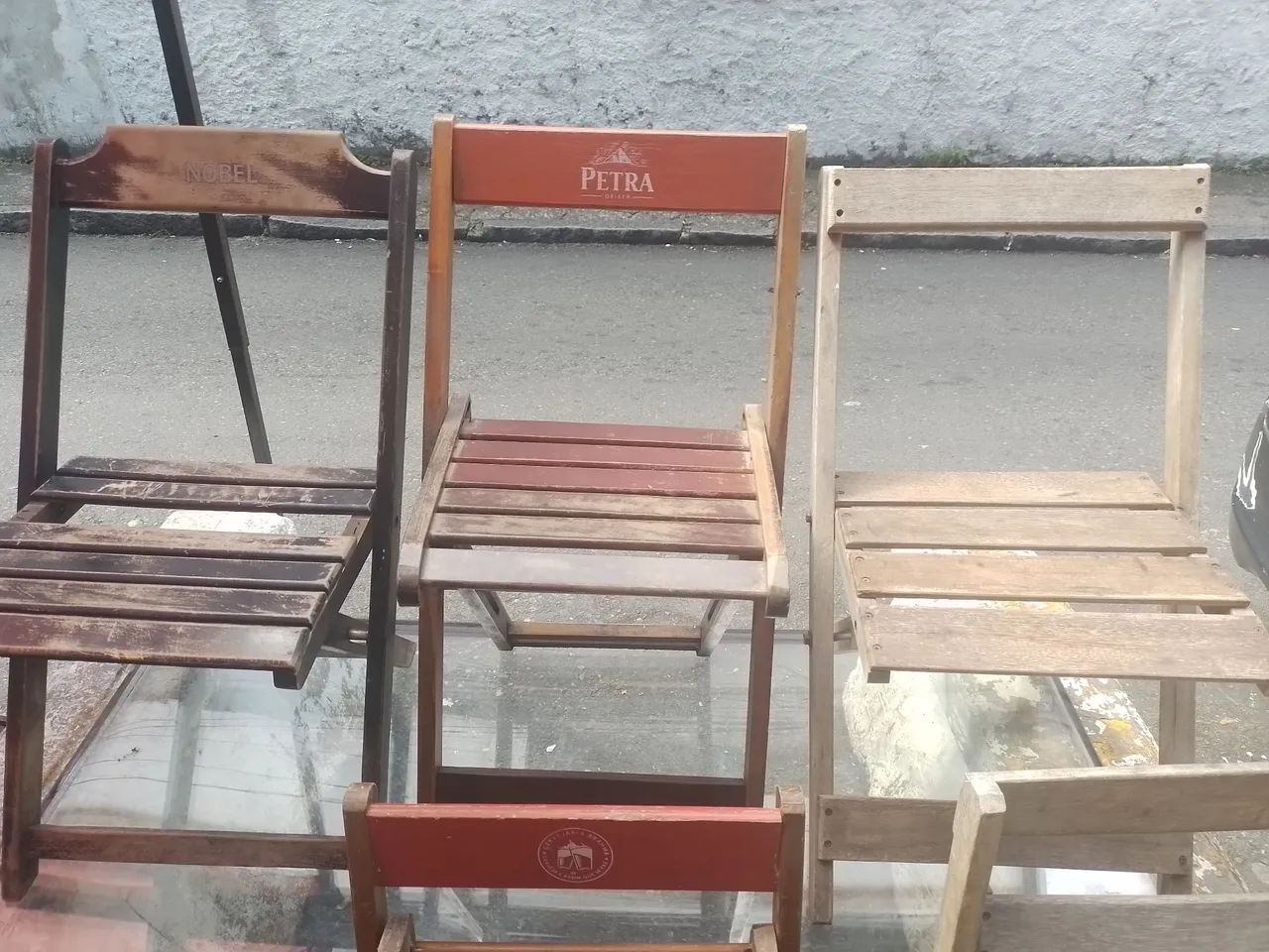 Cadeira de  madeira com pequenas alvarias  - Foto 2